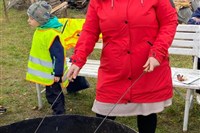 Kdo opéká, nezlobí, buřty rychle zmizely....